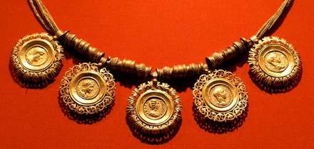 Necklace — Things, photograph by Gianluca Attura
